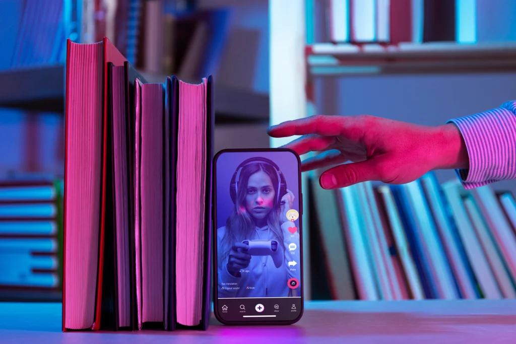 Emprendedor en CDMX usando un teléfono móvil para crear un video de TikTok para su negocio, con el fondo difuminado de la Ciudad de México.